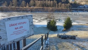 VIDEO: Nepochopitelný risk. Žena ve Špindlu bruslila s kočárkem po přehradě