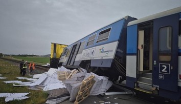 Na Prostějovsku se srazil vlak s kamionem. Vagón vykolejil, několik zraněných