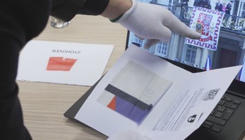Ukradená standarta prezidenta skončila rozstříhaná na kousky. Ty jsou teď cenné