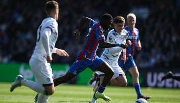 Fanynky měly posvícení. Hráč z Premier League soupeři při zápase strhnul trenky
