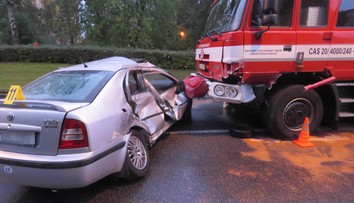 Senior vjel hasičům přímo pod kola! Cisterna auto málem rozdrtila. VIDEO