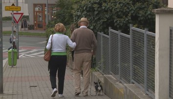 Mladí se do partnerství nehrnou. Přednost dávají cestování a kariéře