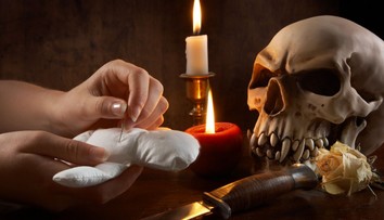 Voodoo pasáci drželi prostitutky v práci magií a zabíjením zvířat!