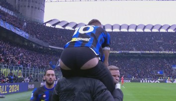 Bizarní oslava Interu. Fotbalisté stáhli trenky spoluhráči, plácali ho po zadku