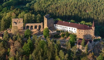 U hradu Velhartice hoří les. Platí třetí stupeň poplachu