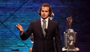 Šesťorkin má Vezina Trophy. Kdo kraloval mezi obránci a nováčky?