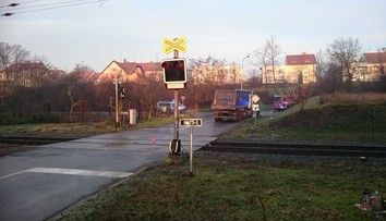 Náklaďák strhl trakční vedení. Vlaky mezi Brnem a Přerovem stojí
