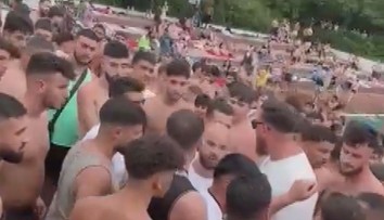 Do bitky na koupališti se zapojilo 100 lidí. Vše odstartovala vodní pistolka