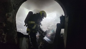 V Praze hořel byt přeplněný odpadky. Dva psi v ohni zahynuli