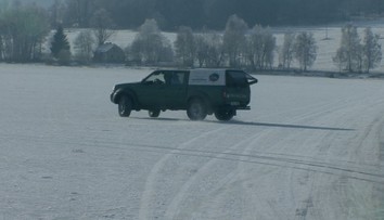 Vjezd pouze na vlastní nebezpečí: Řidiči si zkracují cestu přes zamrzlé Lipno