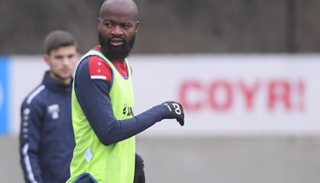 Oblékl dres soupeře, aby si vynutil přestup! Místo toho se nedostal na stadion