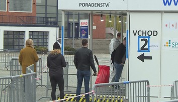 Testovací místa praskají ve švech. Čekací lhůta se natáhla na týdny