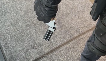 VIDEO: Funkční zbraň i výbušniny. Policie popsala dramatický zásah v Brně