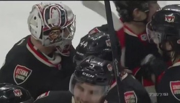 Příště víc kečupu! Hráč NHL snědl hamburger hozený na led!