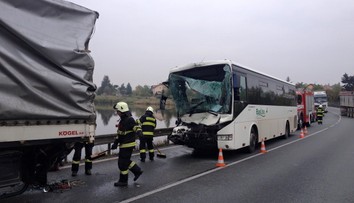 Autobus s 15 pasažéry nedobrzdil, řidiče museli vystříhat hasiči