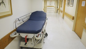 Babička trpěla hodiny na chodbě nemocnice. Nedali jí ani napít