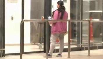 Slováci se smějí uklízečce: Takhle ještě dveře nikdo nečistil! VIDEO