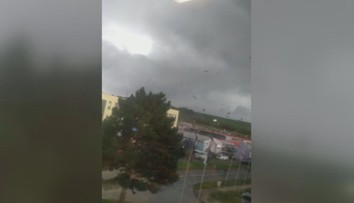 Z nebe padaly autodíly. Průmyslový areál u Zlína zasáhlo tornádo
