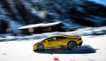 Ach, ten zvuk! Takhle driftuje na sněhu supersport za 6 milionů