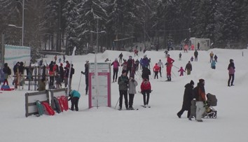 Hory zažily nápor lyžařů. Parkoviště praskala ve švech, vjezdy do areálů byly plné