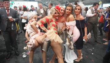 Sodoma Gomora na dostizích! Zlité paničky ukázaly úplně všechno
