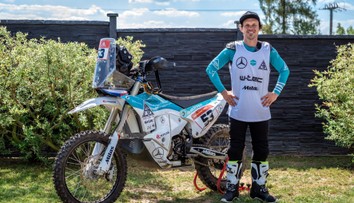 Podmol pojede na Dakar. Oznámení oslavil bláznivým trikem