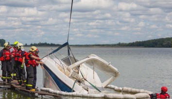 Potopená sportovní loď na Karvinsku. Vytáhli ji až hasiči jeřábem