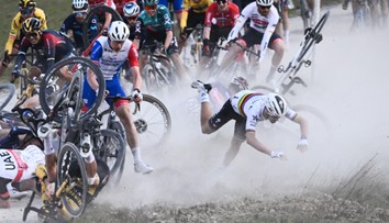 VIDEO: Ošklivá nehoda v cyklistice, mistr světa saltem přeletěl řídítka