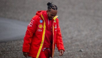 Hamilton se naboural ve Ferrari hned druhý den. Vyvázl bez zranění