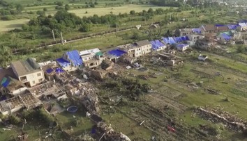Zkáza v délce 26 km. Letecké záběry ukazují cestu tornáda jižní Moravou