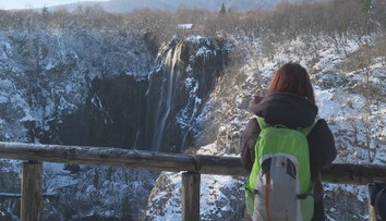 Oblíbený park v Chorvatsku láká turisty i v zimě. Známá jezera přikryl sníh