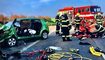 Náklaďák u Bezna pravděpodobně nedal přednost. Řidička osobáku bojuje o život