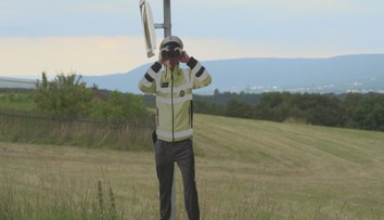 K silnicím se vrací makety policistů. Řidiči před nimi dávají nohu z plynu