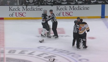 Gólmani v NHL se málem porvali. Bitce nakonec zabránili sudí