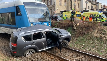 Vlak v Jablonci srazil auto. Čtyři lidé jsou zranění, řidiče vyprostili