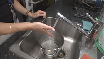 Tisíce Pražanů zůstávají bez teplé vody. Oprava horkovodu se znovu protáhla