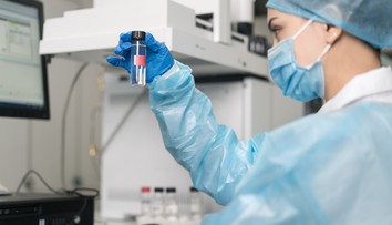 Dlouhodobé příznaky covidu-19 jsou podobné následkům eboly, tvrdí vědci