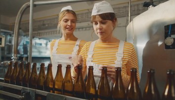 Hvězdně obsazená komedie jde do kin. Film Někdo to rád v Plzni měl premiéru