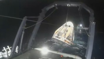 Úspěšný konec vesmírné mise. Posádka Crew Dragon přistála u břehů Floridy