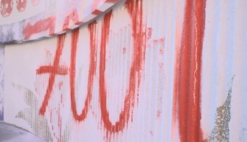 Graffiti v Hradci Králové někdo zničil. Umělci přitom malovali na legální ploše