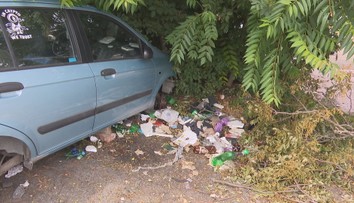 Odpadky a injekce. Kolín trápí stav parkoviště, radnice chystá změnu