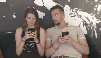 Češi jsou národem šmíráků. Nejvíce ze všech prohledávají mobil svých partnerů