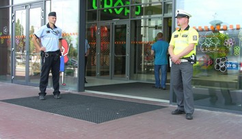 Kvůli bombové hrozbě evakuovali obchoďák, zřejmě to zavinil šmírák