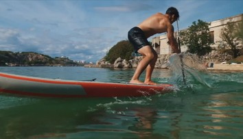 Paddleboarding vede v popularitě mezi vodními sporty. Nemusíte zůstávat jen na jezeře