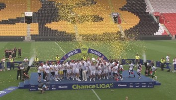 Slavia se konečně dočkala. Dva týdny po ostudném závěru zápasu oslavila titul