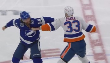 Slovák Chára si to rozdal s odvěkým rivalem, v NHL se porvali už popáté