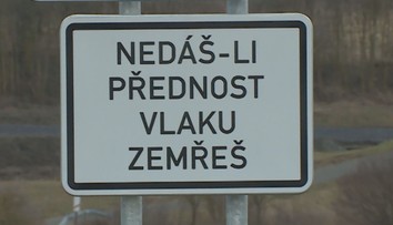 Nedáš přednost vlaku, zemřeš! Drsná cedule dělí Česko