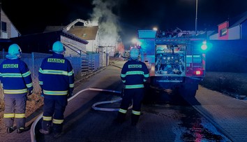 Požár auta se rozšířil na dům, muselo zasahovat několik jednotek hasičů