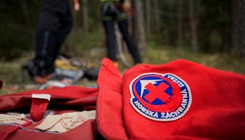 V Tatrách zachraňovali 11letého kluka. Šel s tátou na túru, spadl z výšky a zaklínil se
