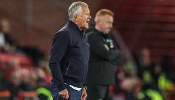 Kuriózní vyloučení trenéra v Anglii. Napálil míč na tribunu, zasáhl vlastního fanouška